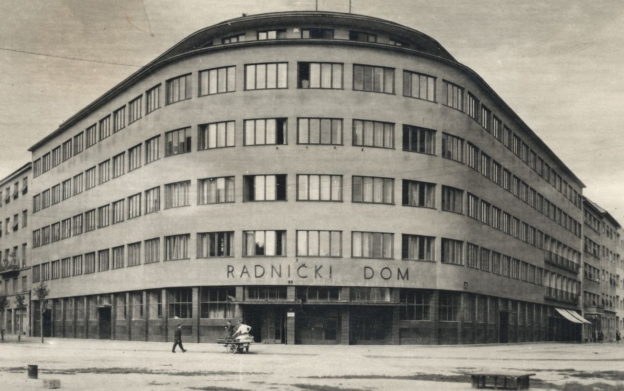 Radnički dom, Lenjinov trg (današnji Trg kralja Petra Krešimira IV), lijevo Šubićeva ulica, desno ulica Anke Butorac (današnja ulica kneza Ljudevita Posavskog), oko 1955. godine
